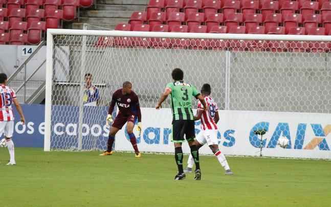 Com Arena de Pernambuco vazia, devido  punio pela invaso da torcida timbu na ltima rodada da ltima Srie B, alvirrubros receberam os mineiros na primeira partida do Nacional.