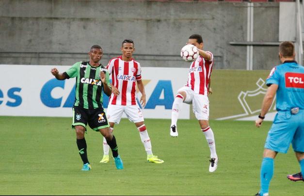 Com Arena de Pernambuco vazia, devido  punio pela invaso da torcida timbu na ltima rodada da ltima Srie B, alvirrubros receberam os mineiros na primeira partida do Nacional.