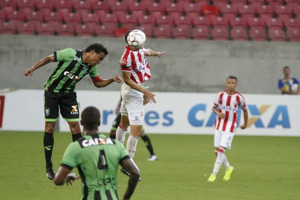 Com Arena de Pernambuco vazia, devido  punio pela invaso da torcida timbu na ltima rodada da ltima Srie B, alvirrubros receberam os mineiros na primeira partida do Nacional.