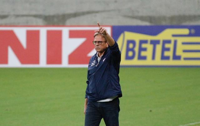 Com Arena de Pernambuco vazia, devido  punio pela invaso da torcida timbu na ltima rodada da ltima Srie B, alvirrubros receberam os mineiros na primeira partida do Nacional.