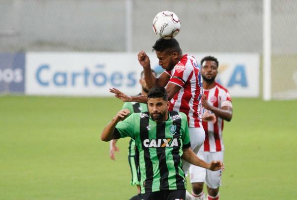Com Arena de Pernambuco vazia, devido  punio pela invaso da torcida timbu na ltima rodada da ltima Srie B, alvirrubros receberam os mineiros na primeira partida do Nacional.