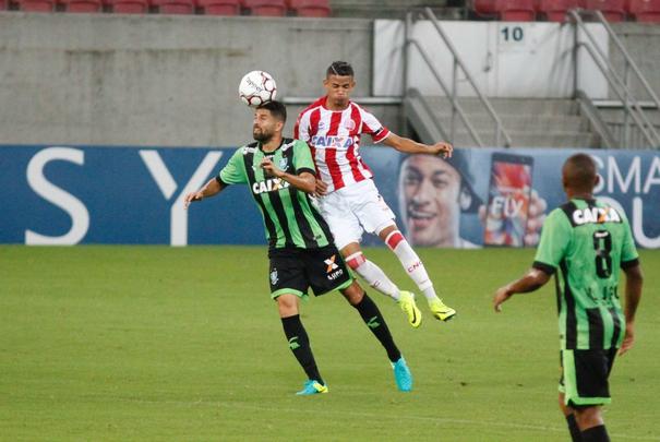 Com Arena de Pernambuco vazia, devido  punio pela invaso da torcida timbu na ltima rodada da ltima Srie B, alvirrubros receberam os mineiros na primeira partida do Nacional.
