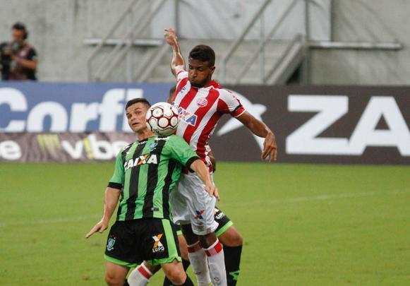 Com Arena de Pernambuco vazia, devido  punio pela invaso da torcida timbu na ltima rodada da ltima Srie B, alvirrubros receberam os mineiros na primeira partida do Nacional.