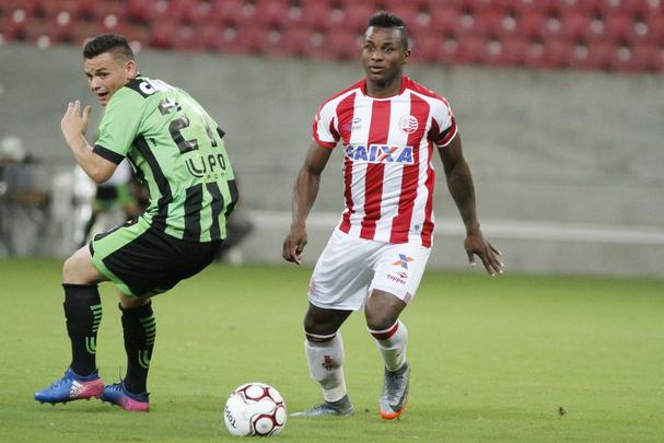 Com Arena de Pernambuco vazia, devido  punio pela invaso da torcida timbu na ltima rodada da ltima Srie B, alvirrubros receberam os mineiros na primeira partida do Nacional.