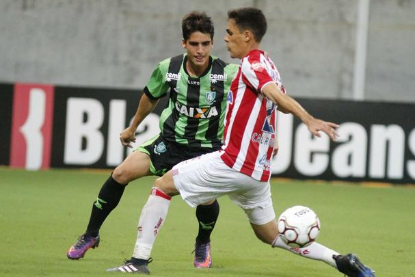 Com Arena de Pernambuco vazia, devido  punio pela invaso da torcida timbu na ltima rodada da ltima Srie B, alvirrubros receberam os mineiros na primeira partida do Nacional.