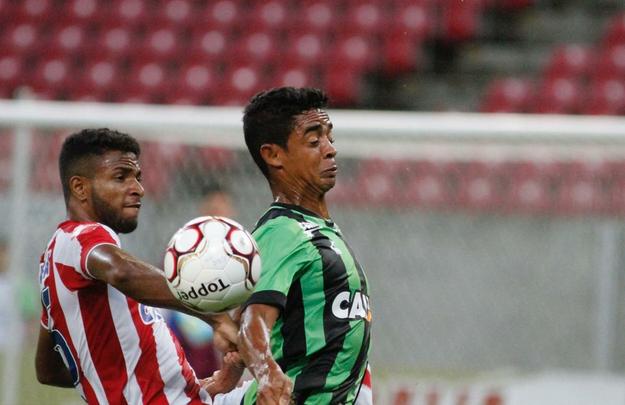 Com Arena de Pernambuco vazia, devido  punio pela invaso da torcida timbu na ltima rodada da ltima Srie B, alvirrubros receberam os mineiros na primeira partida do Nacional.