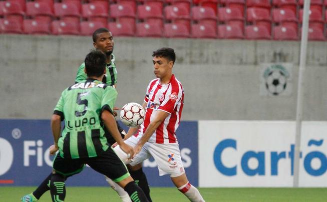 Com Arena de Pernambuco vazia, devido  punio pela invaso da torcida timbu na ltima rodada da ltima Srie B, alvirrubros receberam os mineiros na primeira partida do Nacional.