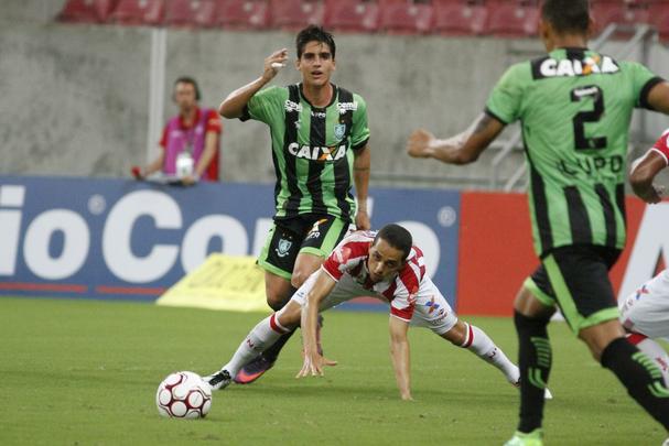 Com Arena de Pernambuco vazia, devido  punio pela invaso da torcida timbu na ltima rodada da ltima Srie B, alvirrubros receberam os mineiros na primeira partida do Nacional.
