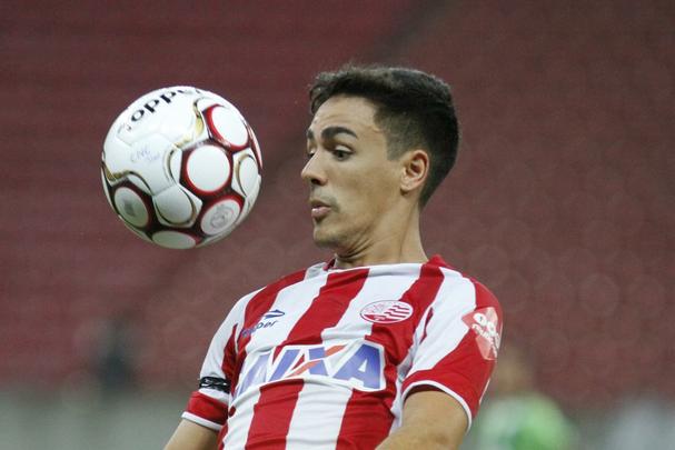 Com Arena de Pernambuco vazia, devido  punio pela invaso da torcida timbu na ltima rodada da ltima Srie B, alvirrubros receberam os mineiros na primeira partida do Nacional.