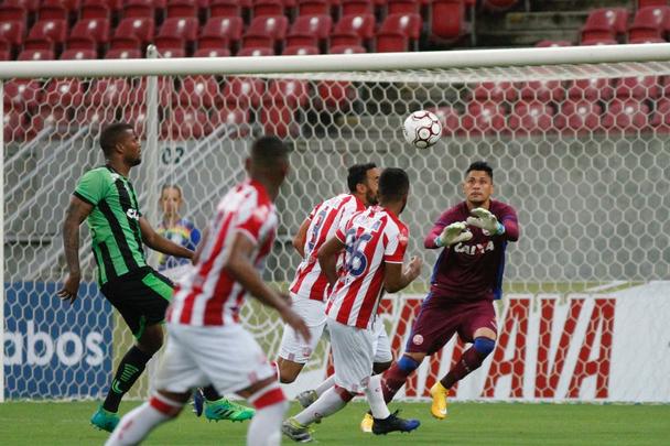 Com Arena de Pernambuco vazia, devido  punio pela invaso da torcida timbu na ltima rodada da ltima Srie B, alvirrubros receberam os mineiros na primeira partida do Nacional.