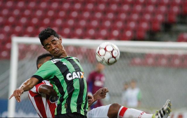 Com Arena de Pernambuco vazia, devido  punio pela invaso da torcida timbu na ltima rodada da ltima Srie B, alvirrubros receberam os mineiros na primeira partida do Nacional.