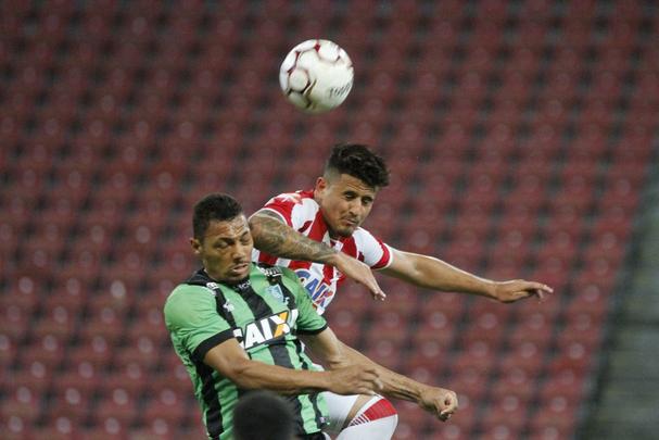 Com Arena de Pernambuco vazia, devido  punio pela invaso da torcida timbu na ltima rodada da ltima Srie B, alvirrubros receberam os mineiros na primeira partida do Nacional.