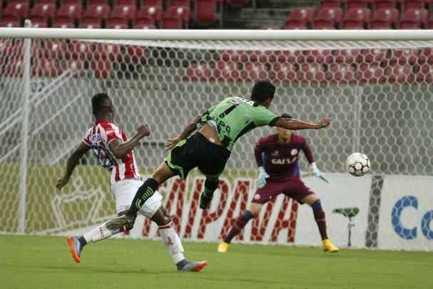 Com Arena de Pernambuco vazia, devido  punio pela invaso da torcida timbu na ltima rodada da ltima Srie B, alvirrubros receberam os mineiros na primeira partida do Nacional.