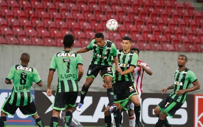 Com Arena de Pernambuco vazia, devido  punio pela invaso da torcida timbu na ltima rodada da ltima Srie B, alvirrubros receberam os mineiros na primeira partida do Nacional.