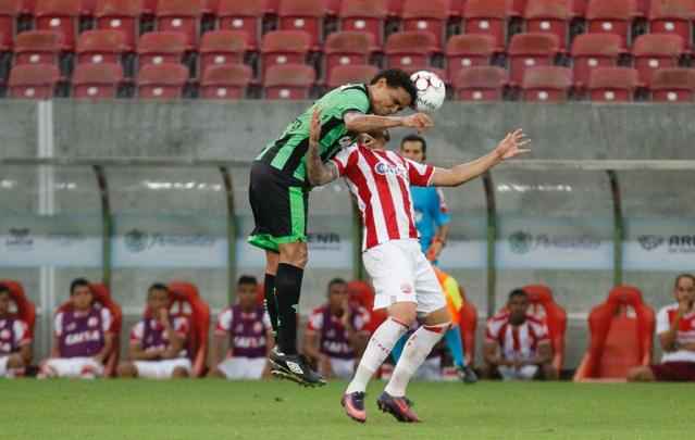 Com Arena de Pernambuco vazia, devido  punio pela invaso da torcida timbu na ltima rodada da ltima Srie B, alvirrubros receberam os mineiros na primeira partida do Nacional.