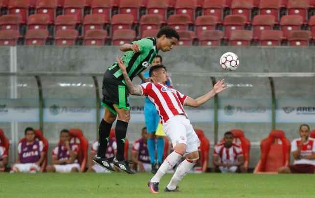 Com Arena de Pernambuco vazia, devido  punio pela invaso da torcida timbu na ltima rodada da ltima Srie B, alvirrubros receberam os mineiros na primeira partida do Nacional.
