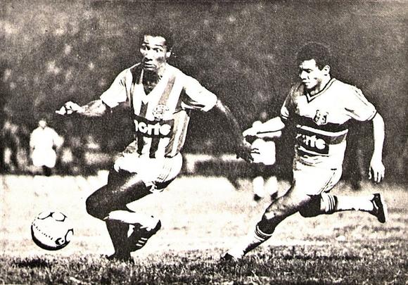 1985 - No ano seguinte, a história se repetiu. Após vencer dois turnos, Timbu partiu para a decisão de melhor de três jogos, todos no Arruda. O Bicamponato sobre o Santa Cruz, na casa do rival, veio com novo empate em 0 a 0. Na foto, Galvão, do Náutico e Jacozinho, do Santa Cruz disputam pela bola.