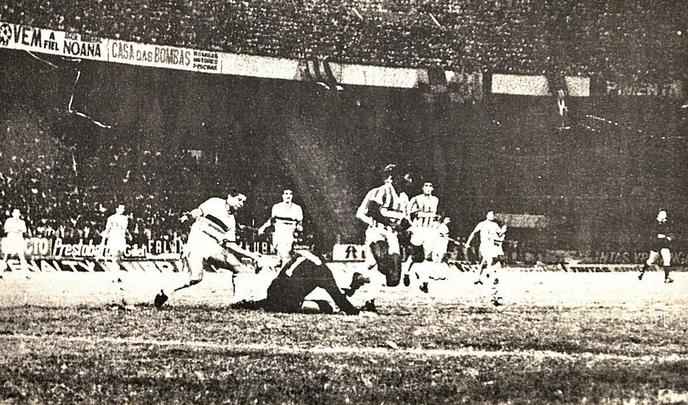 1985 - No ano seguinte, a história se repetiu. Após vencer dois turnos, Timbu partiu para a decisão de melhor de três jogos, todos no Arruda. O Bicamponato sobre o Santa Cruz, na casa do rival, veio com novo empate em 0 a 0.