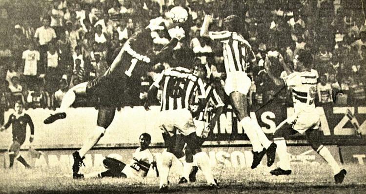 1985 - No ano seguinte, a história se repetiu. Após vencer dois turnos, Timbu partiu para a decisão de melhor de três jogos, todos no Arruda. O Bicamponato sobre o Santa Cruz, na casa do rival, veio com novo empate em 0 a 0.