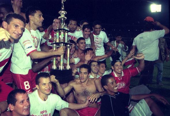 2001 - Onze anos passaram até que o Náutico pudesse encerrar o jejum de títulos. Mais uma vez com a exclusividade do hexacampeonato ameaçada, o Timbu precisou se impor na competição. Assim como na última conquista, a taça foi erguida no Arruda, sobre o Santa Cruz, na vitória por 2 a 0. Com gols de Kuki e Thiago Tubarão e sob comando de Muricy Ramalho, alvirrubros festejaram o 19° título.