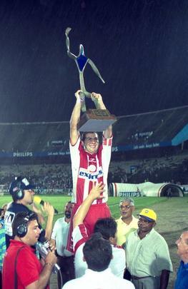 2002 - Com a manutenção de boa parte do elenco e do técnico Muricy, o Bicampeonato alvirrubro veio quase como uma repetição: mais uma vez, no Arruda. A larga vantagem de três gols construída nos Aflitos, na primeira partida, deu tranquilidade ao Timbu no duelo da volta. A derrota por 2 a 1 não diminuiu a festa em vermelho e branco. Na foto, Sangaletti ergue a taça.