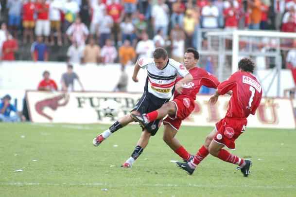 2004 - O último título do Náutico também se deu no Arruda. Dessa vez, foi necessário mostrar superação. Após perder o primeiro jogo em casa, era preciso reverter o resultado para levantar mais um troféu. A vantagem coral caiu em menos de três minutos, quando Batata e Jorge Henrique abriram 2 a 0. Na etapa final, o gol de Kuki, de cabeça, serviu para coroar o título Timbu.