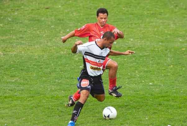 2004 - O último título do Náutico também se deu no Arruda. Dessa vez, foi necessário mostrar superação. Após perder o primeiro jogo em casa, era preciso reverter o resultado para levantar mais um troféu. A vantagem coral caiu em menos de três minutos, quando Batata e Jorge Henrique abriram 2 a 0. Na etapa final, o gol de Kuki, de cabeça, serviu para coroar o título Timbu.