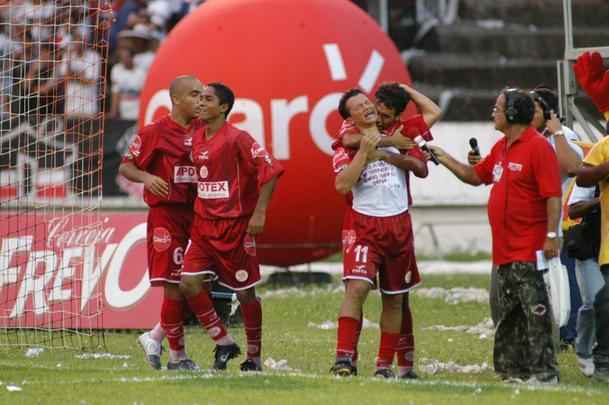 2004 - O último título do Náutico também se deu no Arruda. Dessa vez, foi necessário mostrar superação. Após perder o primeiro jogo em casa, era preciso reverter o resultado para levantar mais um troféu. A vantagem coral caiu em menos de três minutos, quando Batata e Jorge Henrique abriram 2 a 0. Na etapa final, o gol de Kuki, de cabeça, serviu para coroar o título Timbu.
