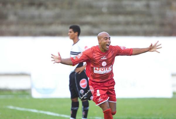 2004 - O último título do Náutico também se deu no Arruda. Dessa vez, foi necessário mostrar superação. Após perder o primeiro jogo em casa, era preciso reverter o resultado para levantar mais um troféu. A vantagem coral caiu em menos de três minutos, quando Batata e Jorge Henrique abriram 2 a 0. Na etapa final, o gol de Kuki, de cabeça, serviu para coroar o título Timbu.