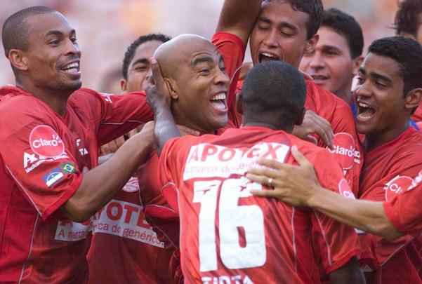 2004 - O último título do Náutico também se deu no Arruda. Dessa vez, foi necessário mostrar superação. Após perder o primeiro jogo em casa, era preciso reverter o resultado para levantar mais um troféu. A vantagem coral caiu em menos de três minutos, quando Batata e Jorge Henrique abriram 2 a 0. Na etapa final, o gol de Kuki, de cabeça, serviu para coroar o título Timbu.