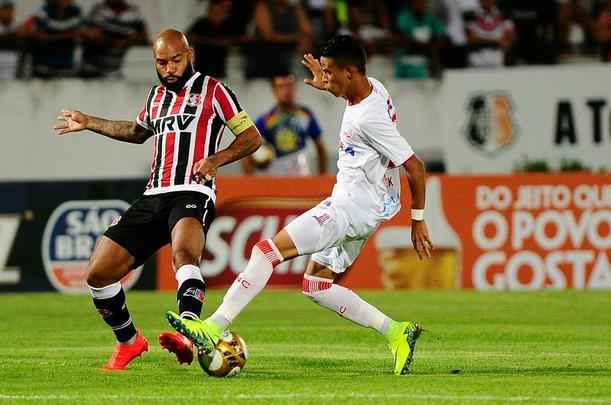 Em jogo com poucos torcedores no Arruda, equipes duelam pela vaga no pré-Nordestão da próxima temporada, diminuindo o prejuízo no orçamento de 2018.