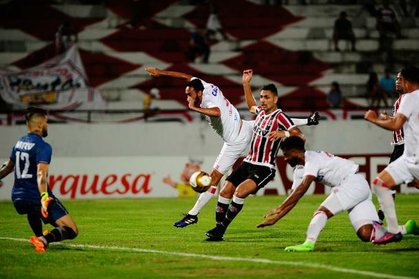 Em jogo com poucos torcedores no Arruda, equipes duelam pela vaga no pré-Nordestão da próxima temporada, diminuindo o prejuízo no orçamento de 2018.