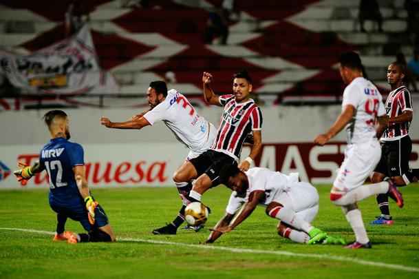 Em jogo com poucos torcedores no Arruda, equipes duelam pela vaga no pré-Nordestão da próxima temporada, diminuindo o prejuízo no orçamento de 2018.