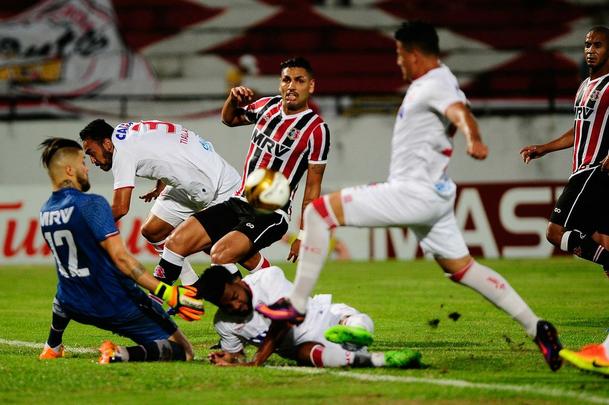 Em jogo com poucos torcedores no Arruda, equipes duelam pela vaga no pré-Nordestão da próxima temporada, diminuindo o prejuízo no orçamento de 2018.