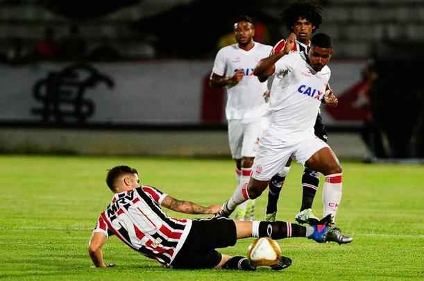 Em jogo com poucos torcedores no Arruda, equipes duelam pela vaga no pré-Nordestão da próxima temporada, diminuindo o prejuízo no orçamento de 2018.