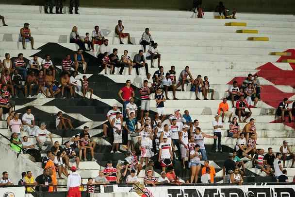 Em jogo com poucos torcedores no Arruda, equipes duelam pela vaga no pré-Nordestão da próxima temporada, diminuindo o prejuízo no orçamento de 2018.