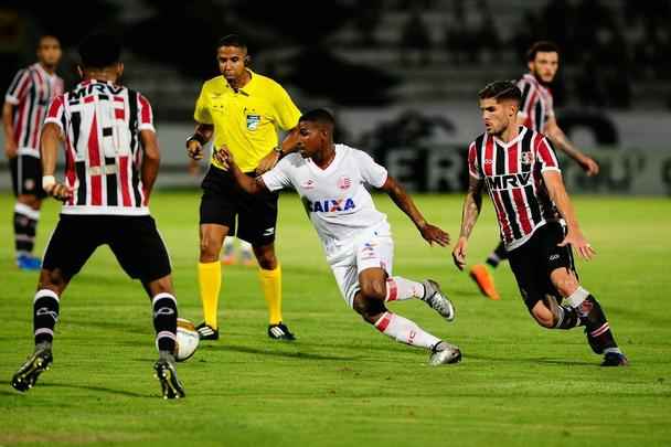 Em jogo com poucos torcedores no Arruda, equipes duelam pela vaga no pré-Nordestão da próxima temporada, diminuindo o prejuízo no orçamento de 2018.