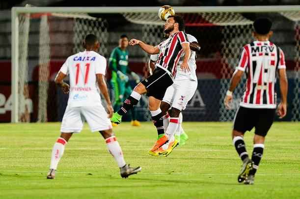 Em jogo com poucos torcedores no Arruda, equipes duelam pela vaga no pré-Nordestão da próxima temporada, diminuindo o prejuízo no orçamento de 2018.