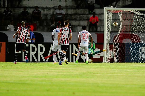 Em jogo com poucos torcedores no Arruda, equipes duelam pela vaga no pré-Nordestão da próxima temporada, diminuindo o prejuízo no orçamento de 2018.