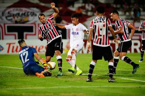 Em jogo com poucos torcedores no Arruda, equipes duelam pela vaga no pré-Nordestão da próxima temporada, diminuindo o prejuízo no orçamento de 2018.