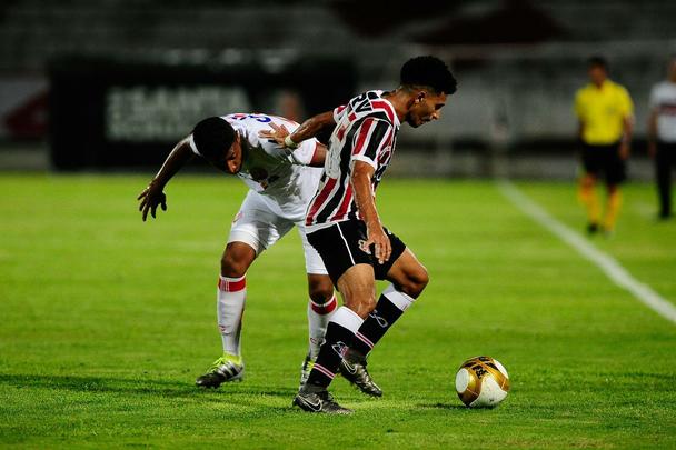 Em jogo com poucos torcedores no Arruda, equipes duelam pela vaga no pré-Nordestão da próxima temporada, diminuindo o prejuízo no orçamento de 2018.