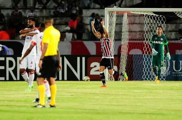 Em jogo com poucos torcedores no Arruda, equipes duelam pela vaga no pré-Nordestão da próxima temporada, diminuindo o prejuízo no orçamento de 2018.