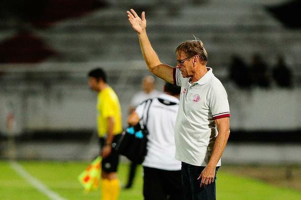 Em jogo com poucos torcedores no Arruda, equipes duelam pela vaga no pré-Nordestão da próxima temporada, diminuindo o prejuízo no orçamento de 2018.