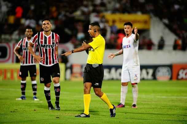 Em jogo com poucos torcedores no Arruda, equipes duelam pela vaga no pré-Nordestão da próxima temporada, diminuindo o prejuízo no orçamento de 2018.