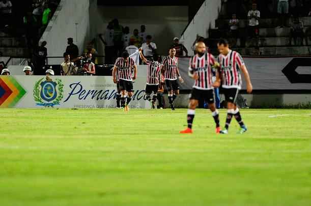 Em jogo com poucos torcedores no Arruda, equipes duelam pela vaga no pré-Nordestão da próxima temporada, diminuindo o prejuízo no orçamento de 2018.