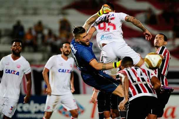 Em jogo com poucos torcedores no Arruda, equipes duelam pela vaga no pré-Nordestão da próxima temporada, diminuindo o prejuízo no orçamento de 2018.