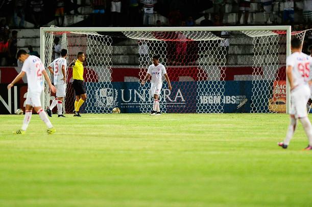 Em jogo com poucos torcedores no Arruda, equipes duelam pela vaga no pré-Nordestão da próxima temporada, diminuindo o prejuízo no orçamento de 2018.