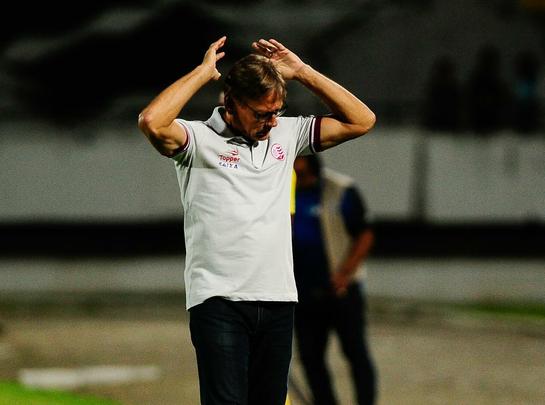 Em jogo com poucos torcedores no Arruda, equipes duelam pela vaga no pré-Nordestão da próxima temporada, diminuindo o prejuízo no orçamento de 2018.