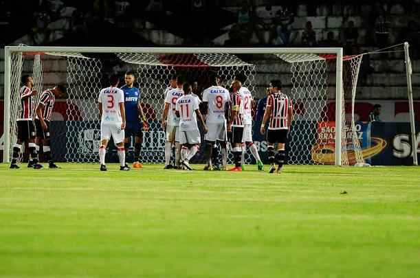 Em jogo com poucos torcedores no Arruda, equipes duelam pela vaga no pré-Nordestão da próxima temporada, diminuindo o prejuízo no orçamento de 2018.