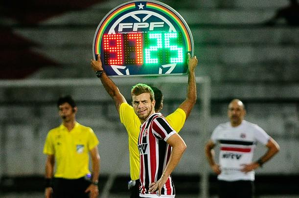 Em jogo com poucos torcedores no Arruda, equipes duelam pela vaga no pré-Nordestão da próxima temporada, diminuindo o prejuízo no orçamento de 2018.